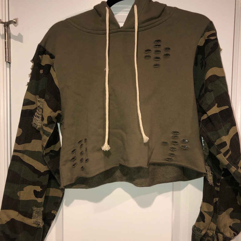 BRAND NEW CAMO SWEATSHIRT-CROP